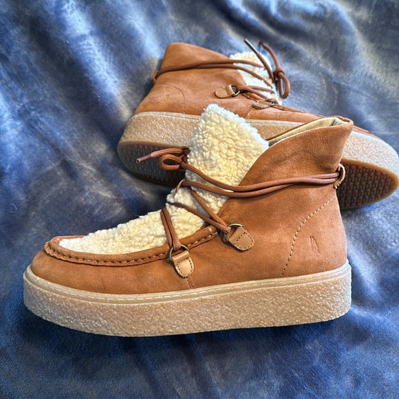 Women’s Hush Puppy lug sole short boot, size 9 - Picture 5 of 7